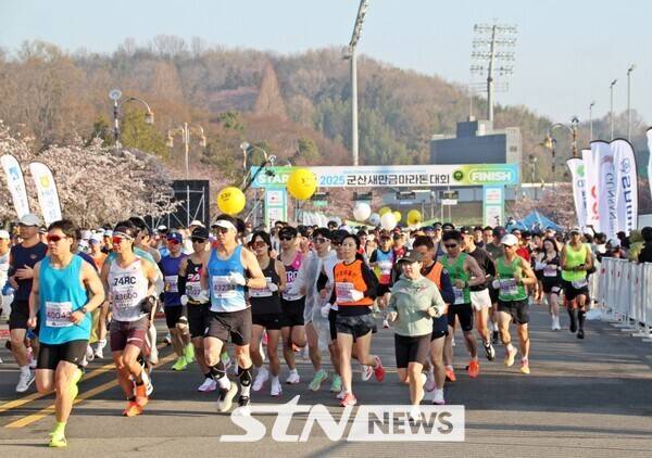 '2025 군산 새만금 국제마라톤대회'에 참가한 풀코스 참가자들이 월명종합경기장에서 힘차게 출발을 하고 있다. 이 대회에는 국내외 10개국에서 1만 2000여명의 건각이 참가했다. /사진=뉴시스