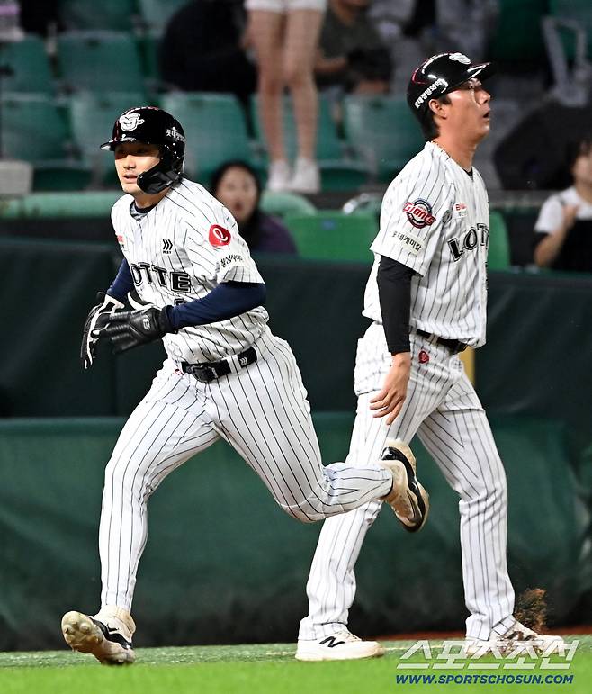 8회초 무사 1,2루 롯데 고승민의 중견수 플라이때 2루주자 신윤후가 태그업을 하지 않고 3루를 지나 홈으로 파고들고 있다. 인천=허상욱 기자