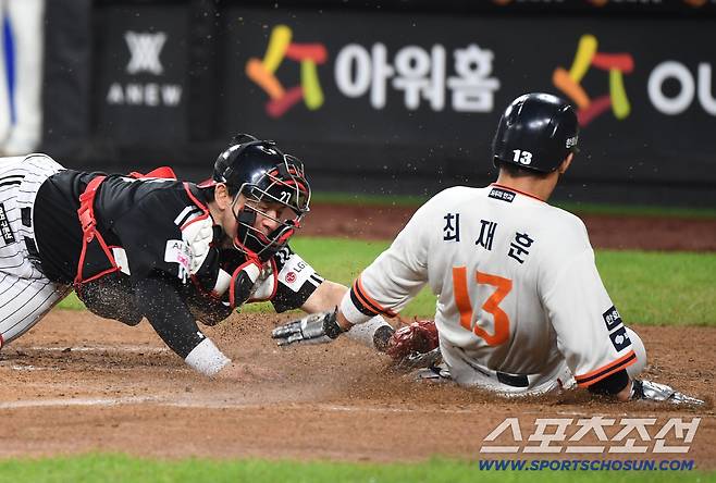 29일 대전 한화생명볼파크에서 열린 LG-한화전. 5회말 2사 2루 리베라토의 안타 때 2루주자 최재훈이 홈에서 박동원에게 태그아웃되고 있다.