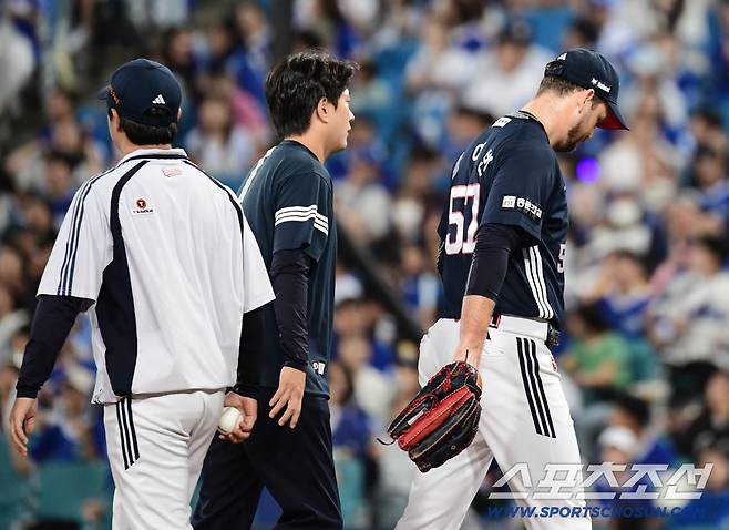 23일 대구 삼성라이온즈파크에서 열린 KBO리그 삼성과 두산의 경기. 6회말 1사 2루. 강판 당하는 두산 선발 콜 어빈. 대구=송정헌 기자songs@sportschosun.com/2025.09.23/