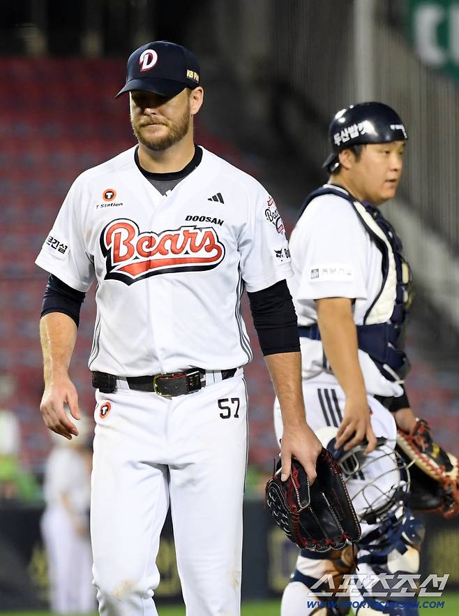 17일 잠실구장에서 열린 두산 베어스와 키움 히어로즈의 경기. 두산 선발 콜어빈이 6회를 마치지 못하고 마운드에서 내려오고 있다. 잠실=박재만 기자 pjm@sportschosun.com/2025.09.17/