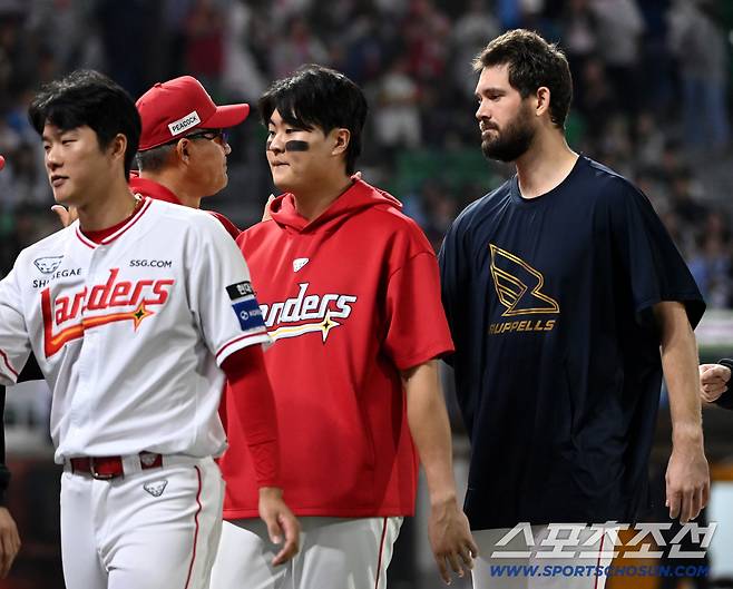 29일 인천SSG랜더스필드에서 열린 롯데와 SSG의 경기, SSG가 4대2로 승리했다.  이숭용 감독과 기쁨을 나누는 앤더슨의 모습. 인천=허상욱 기자wook@sportschosun.com/2025.09.29/