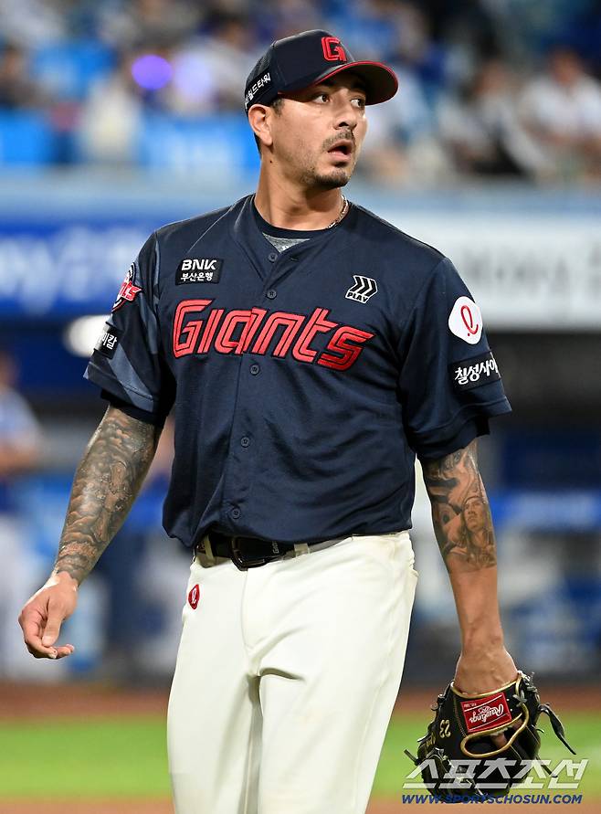 16일 대구삼성라이온즈파크에서 열린 롯데와 삼성의 경기, 6회말 투구를 끝낸 롯데 벨라스케즈가 더그아웃으로 향하고 있다. 대구=허상욱 기자wook@sportschosun.com/2025.09.16/