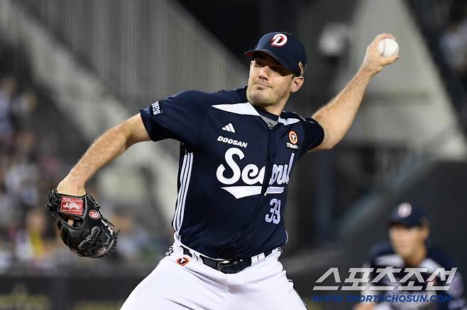 30일 잠실구장에서 열린 LG 트윈스와 두산 베어스의 경기. 두산 잭로그가 역투하고 있다. 잠실=박재만 기자 pjm@sportschosun.com/2025.09.30/