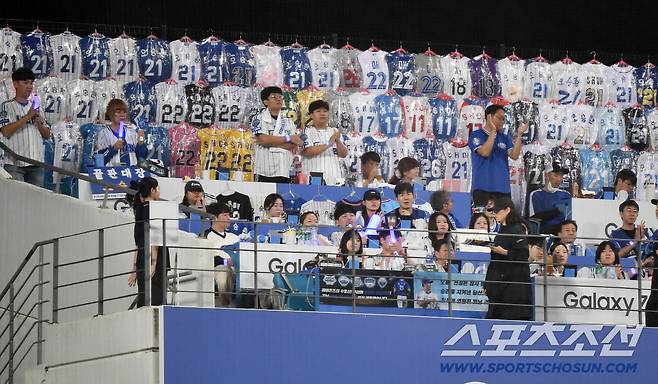 30일 대구 라이온즈파크에서 열린 KIA-삼성전. 팬들이 오승환의 은퇴 경기를 기념하기 위해 유니폼을 걸어놓았다. 대구=정재근 기자 cjg@sportschosun.com/2025.9.30/