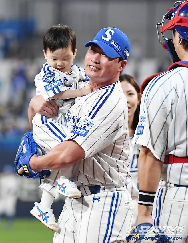 30일 대구 라이온즈파크에서 열린 KIA-삼성전을 앞두고 오승환이 아내 김지혜씨, 아들 서준 군과 시구를 마친 후 웃고 있다. 대구=정재근 기자 cjg@sportschosun.com/2025.9.30/