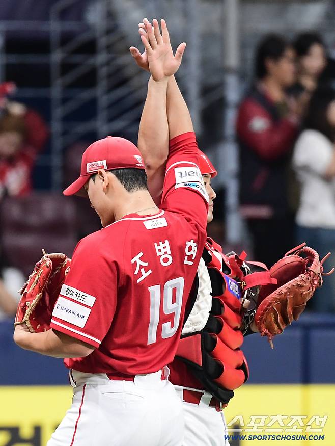 30일 서울 고척돔에서 열린 KBO리그 키움과 SSG의 경기. SSG가 키움에 승리했다. 정규시즌 3위를 확정한 SSG 조병현, 이지영이 승리의 기쁨을 나누고 있다. 고척=송정헌 기자songs@sportschosun.com/2025.09.30/