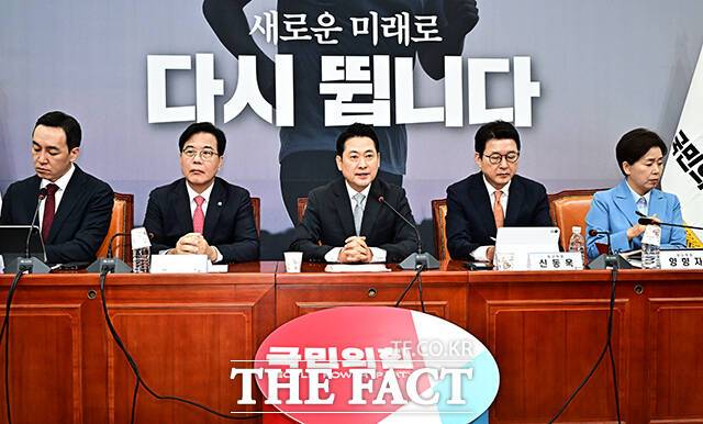 국민의힘은 김 비서관 보직 변경에 "국가 의전서열 3위인 대법원장은 청문회에 세우겠다면서, 김현지만은 끝까지 보호한다면 국민들은 '김현지가 대통령 위의 최고 존엄이냐'라고 묻는 것이 어찌 보면 너무나도 당연하다"고 강조했다. /배정한 기자