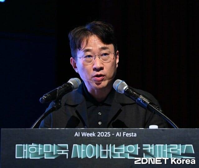 황연수 대한병원정보보안협회 학술분과장(분당서울대병원 정보보호팀장)은 30일 서울 코엑스에서 개최된 인공지능 페스타에서 AI와 빅데이터 등 신기술 활용에 따른 의료기관 보안 위협이 증대되고 있는 것으로 나타나 의료기관의 선제 대응이 필요하다고 조언했다.