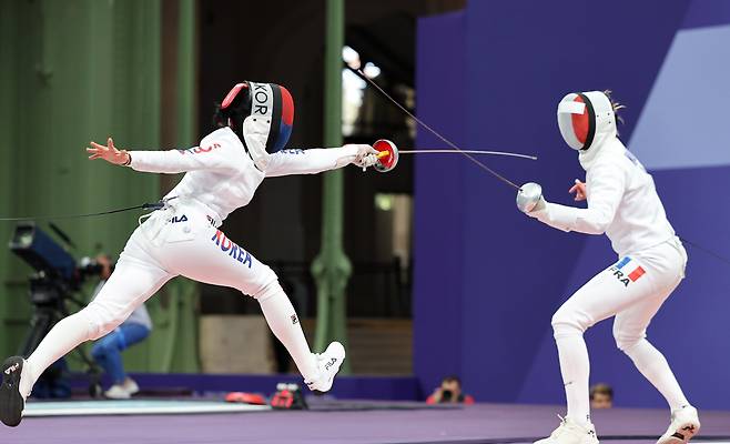 30일(현지시간) 프랑스 파리 그랑팔레 에서 열린 2024파리올림픽 펜싱 여자 에페 단체전 8강 프랑스와의 경기에서 대한민국 송세라가 경기 종료를 앞두고 공격을 하고 있다. 2024.7.30 파리=올림픽사진공동취재단/TAK