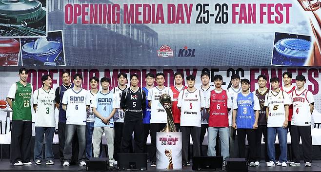 프로 농구 개막 미디어데이&팬페스트에 참가한 각 구단 대표 선수들. /뉴스1