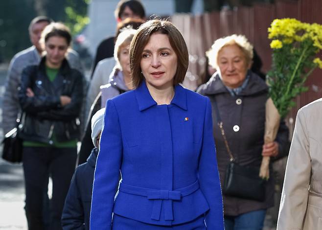 마이아 산두 몰도바 대통령이 28일 수도 키시너우에서 열린 의회 선거에서 투표를 하기 위해 투표소로 향하고 있다./로이터 연합뉴스