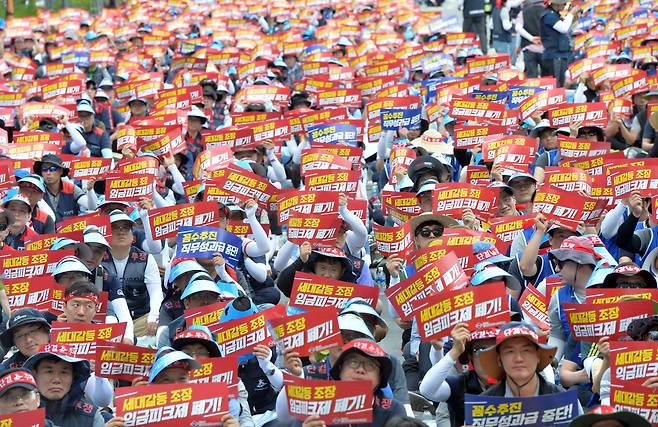2019년 7월 8일 한국노총 전국공공산업노동조합연맹 노조원들이 정부세종청사 기획재정부 앞에서 공공노동자 6대 요구사항 쟁취를 위한 기재부 규탄 공공노련 조합원 투쟁결의 대회를 열고 직무성과급 중단, 임금피크제 폐지 등을 요구하고 있다. /조선DB