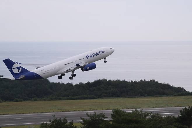 30일 강원 양양국제공항에서 파라타항공 항공기가 이륙하고 있다./연합뉴스