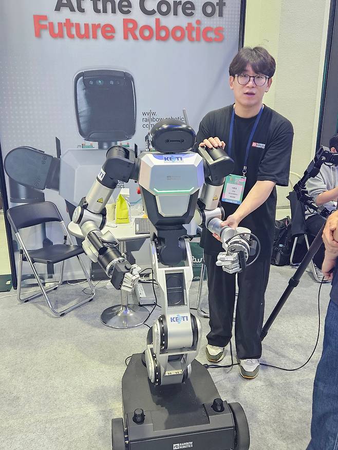 서울AI로봇쇼에 참여한 레인보우로보틱스의 이동형 양팔 로봇 ‘RB-Y1′. /박용선 기자