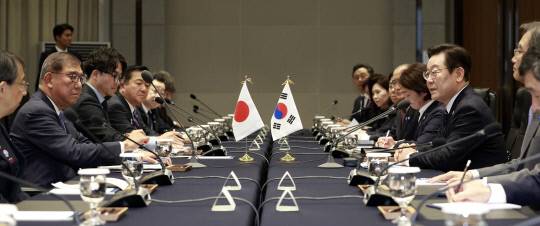 이재명 대통령이 30일 부산 누리마루 APEC 하우스에서 열린 한일 정상회담에서 발언하고 있다.  연합뉴스