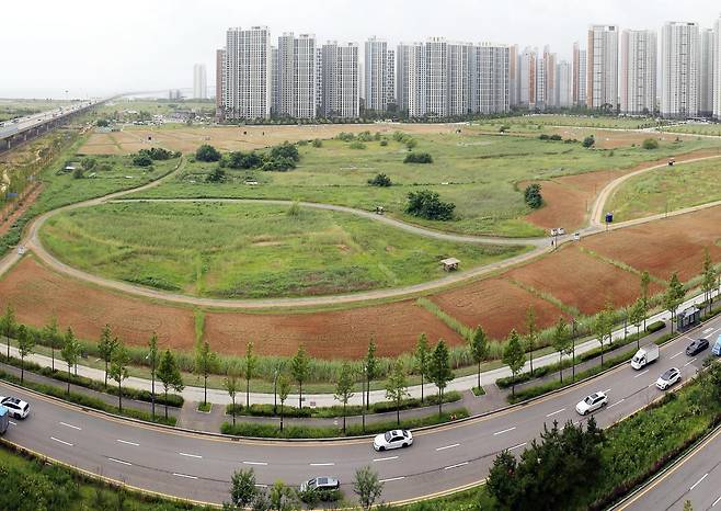 인천 송도국제도시 8공구에 있는 말발굽 모양의 R2 블록 용지. 인천시는 최근 가진 투자유치기획위원회에서 사업 개발안을 부결 처리한 뒤 공모 방식을 통해 사업을 추진할 것을 권고했다. 인천경제청 제공