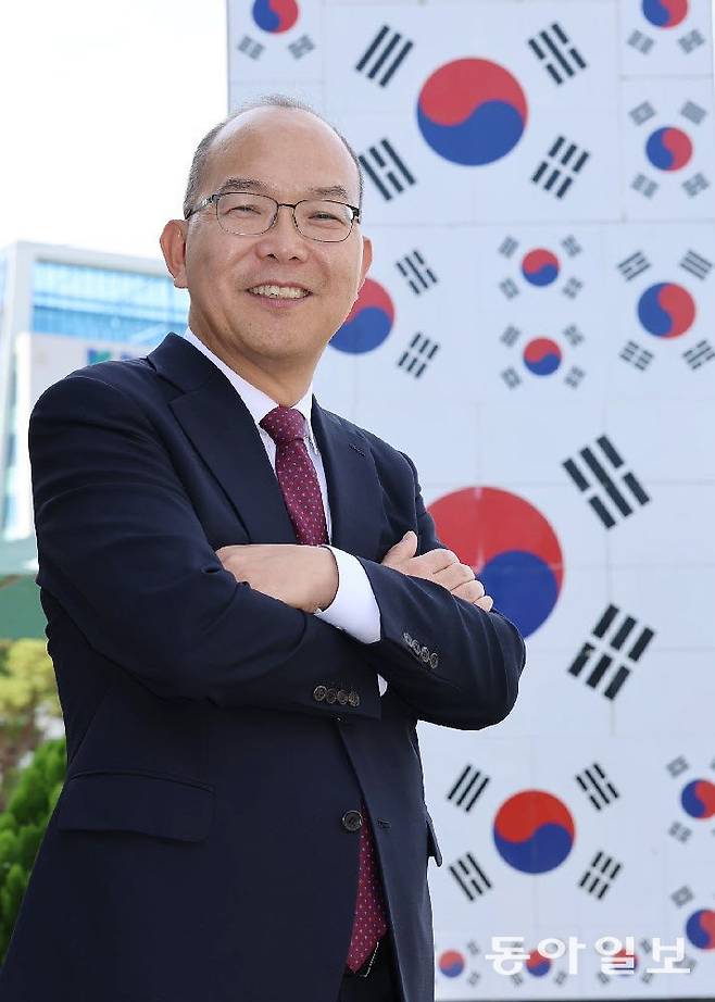 30일로 취임 1주년이 되는 윤종진 한국보훈복지의료공단 이사장이 강원 원주 공단 앞에서 포즈를 취하고 있다.  원주=전영한 기자 scoopjyh@donga.com