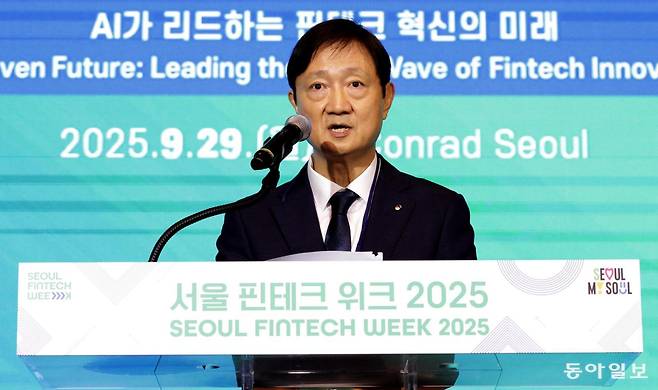 29일 서울 영등포구 콘래드 서울에서 개막한 ‘서울 핀테크 위크’에서 이찬진 금융감독원장이 축사를 하고 있다.
변영욱 기자 cut@donga.com
