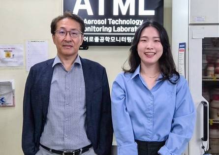 박기홍(왼쪽) 교수, 이승혜 박사과정생. GIST 제공.