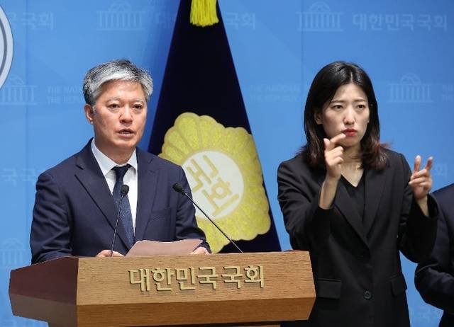 30일 서울 여의도 국회 소통관에서 열린 지귀연 부장판사의 룸살롱 접대 의혹 사건 관련 기자회견에서 정의찬 더불어민주당 원내대표실 정무실장이 지 부장판사 교체와 고위공직자범죄수사처(공수처) 수사를 촉구하고 있다. [연합뉴스]