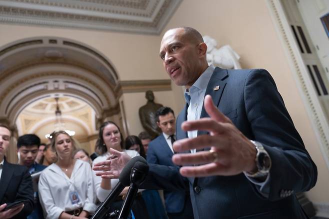 미국 하원 민주당 대표인 하킴 제프리스(뉴욕) 의원이 29일(현지시간) 의사당에서 기자회견을 하고 있다. AP 뉴시스
