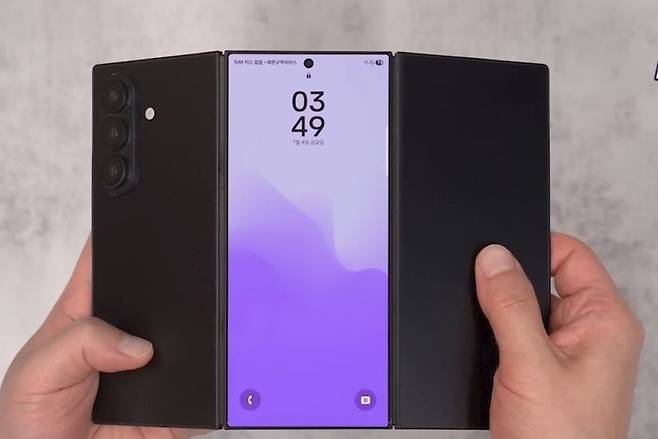 삼성전자 폴더블폰 '갤럭시 Z 트라이폴드'로 추정되는 기기 유출 사진