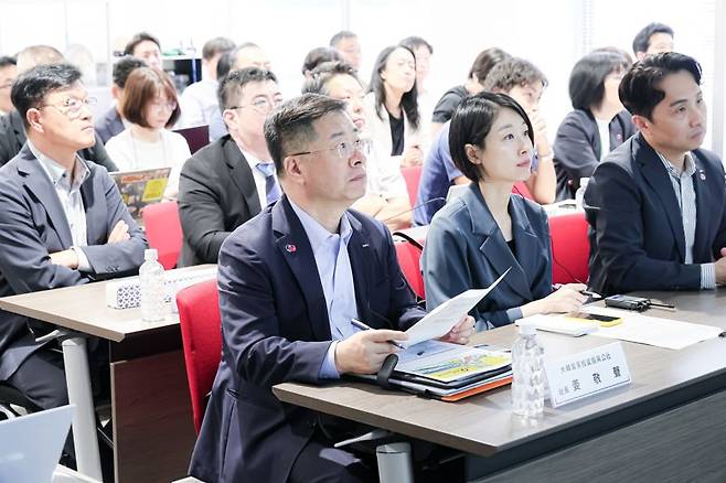 강경성 코트라 사장(앞줄 왼쪽 첫번째)이 30일 일본 도쿄에서 열린 대한무역투자진흥공사(코트라)와 일본 지자체 간 디지털전환(DX) 파트너십 포럼에 참석해 일본 지자체들의 발표를 듣고 있다.