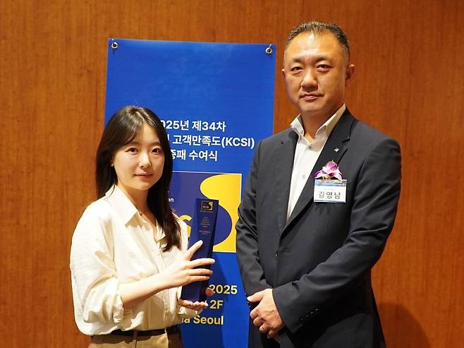 부산교통공사 김영남 홍보실장(오른쪽)이 2025 한국산업의 고객만족도(KCSI) 인증패 수여식에서 기념사진을 촬영하고 있다. 부산교통공사 제공