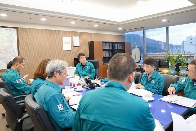 도봉구는 지난 9월28일 오후 부구청장실에서 긴급회의를 열고 민원 시스템 작동 여부 등을 철저히 점검하고 대체 방법에 대해 논의했다. 도봉구 제공