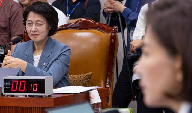 24일 국회 법제사법위원회 전체회의를 진행하는 추미애 법사위원장. 연합뉴스