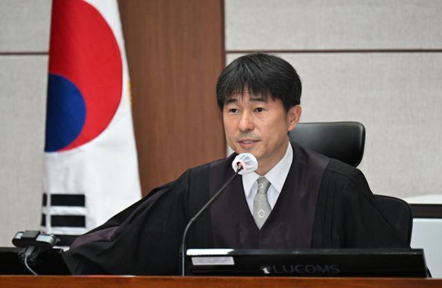 윤석열 전 대통령이 21일 서울 서초동 서울중앙지법에서 열린 내란 우두머리 혐의 형사재판 2번째 공판에서 취재진들의 퇴장을 명령하고 있다. 사진공동취재단