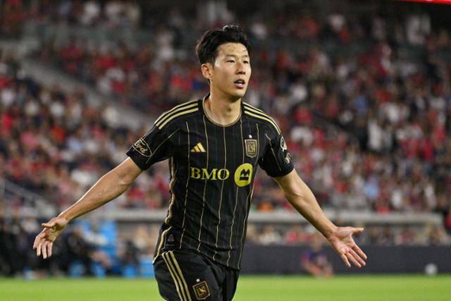 로스앤젤레스(LA)FC 손흥민이 29일(한국시간) 미국 미주리주 세인트루이스의 에너자이저 파크에서 열린 세인트루이스 시티SC와의 2025 MLS 원정경기에서 전반 추가골을 넣고 세리머니를 하고 있다. 세인트루이스=로이터 연합뉴스