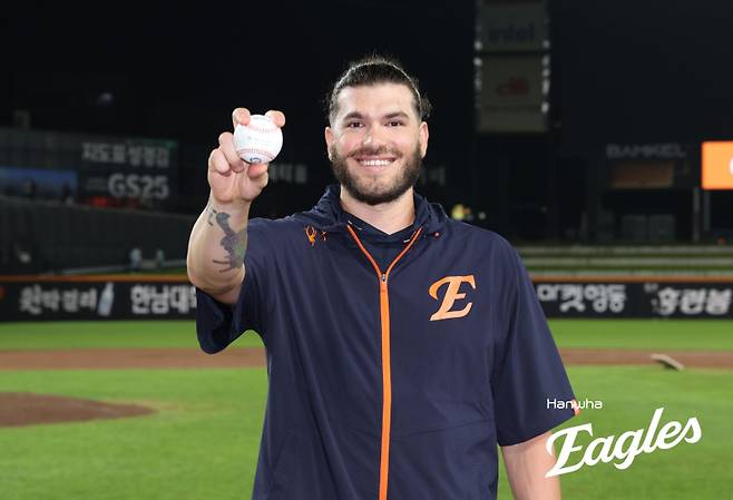 폰세가 226탈삼진 기념구를 들고 환하게 웃고 있다. 구단 제공