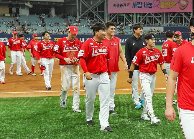 30일 고척 키움전을 승리로 마친 SSG 선수단. SSG 제공