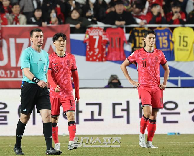 홍명보 감독이 이끄는 축구대표팀이 25일 오후 수원월드컵경기장에서 요르단과 ‘2026 FIFA 북중미월드컵 아시아 지역 3차 예선을 펼쳤다. 대표팀 황인범 박용우가 동점골을 허용한뒤 아쉬워하고있다. 수원=정시종 기자 capa@edaily.co.kr /2025.03.25.