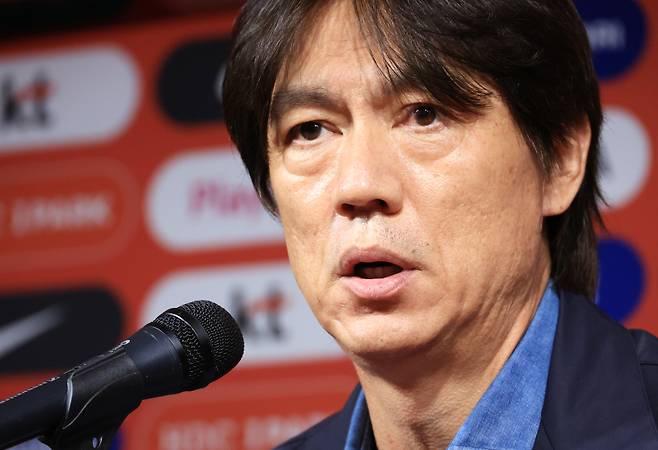 <yonhap photo-4831=""> 질문에 답하는 홍명보 축구대표팀 감독 (서울=연합뉴스) 최재구 기자 = 홍명보 축구 국가대표팀 감독이 29일 서울 종로구 축구회관에서 축구국가대표팀 친선경기 10월 소집명단을 발표하고 기자의 질문에 답하고 있다. 2025.9.29 jjaeck9@yna.co.kr/2025-09-29 14:17:14/ <저작권자 ⓒ 1980-2025 ㈜연합뉴스. 무단 전재 재배포 금지, AI 학습 및 활용 금지></yonhap>