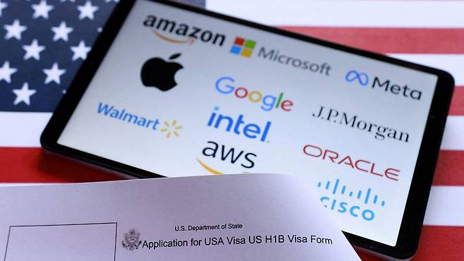 비자 신청서와 미국의 주요 IT대기업 로고