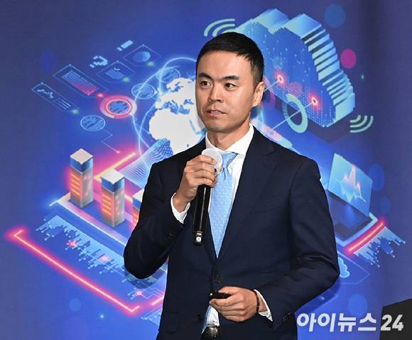클라우드 기술 혁신의 현재와 미래를 점검하는 '대한민국 클라우드/SaaS 포럼 2025'(KCSF 2025)이 30일 서울 여의도 FKI타워 그랜드 볼룸에서 열렸다. 유경범 네이버클라우드 사업개발/전략 총괄 상무가 '소버린 AI시대, 네이버클라우드의 전략 방향'을 주제로 강연하고 있다. [사진=곽영래 기자]