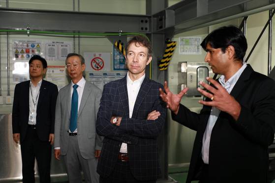 요하네스 프루에하우프 미국 보스턴 랩센트럴 회장이 지난 13일 노루페인트 공장의 3HP 생산시설을 둘러봤다. [사진 노루홀딩스]