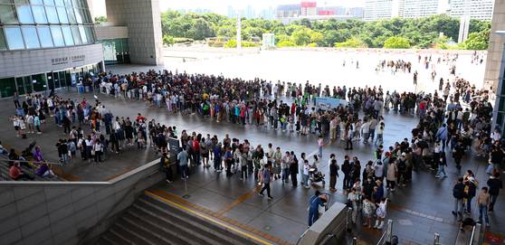 지난 21일 오전 서울 용산구 국립중앙박물관에서 관람객들이 입장을 위해 줄을 서 있다. 뉴시스