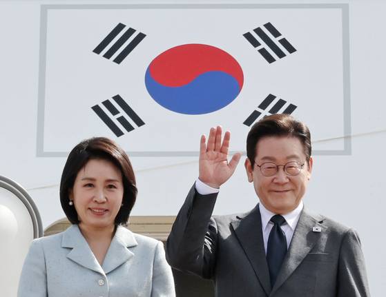 유엔총회 참석차 출국하는 이재명 대통령과 김혜경 여사가 22일 성남 서울공항에서 공군 1호기에 탑승하며 환송객들을 향해 인사하고 있다. 연합뉴스