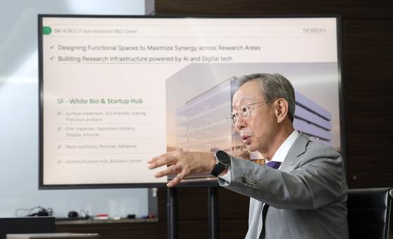 노루홀딩스 한영재 회장이 15일 오후 서울 역삼동 사무실에서 중앙일보와 인터뷰하고 있다. 강정현 기자.