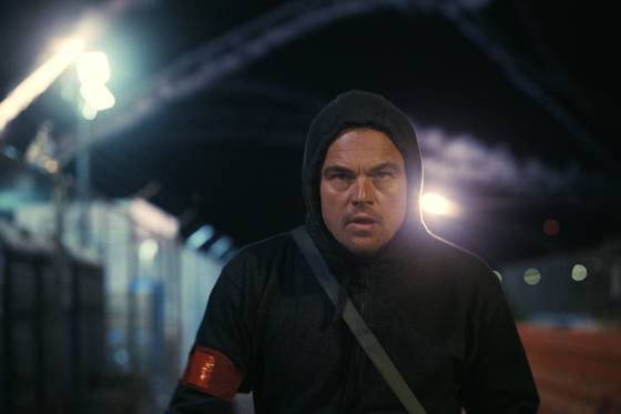 영화 '원 배틀 애프터 어나더'의 밥(리어나도 디캐프리오)은 납치된 딸 윌라(체이스 인피니티)를 구하기 위해 위험한 추격에 나선다. 사진 워너브러더스