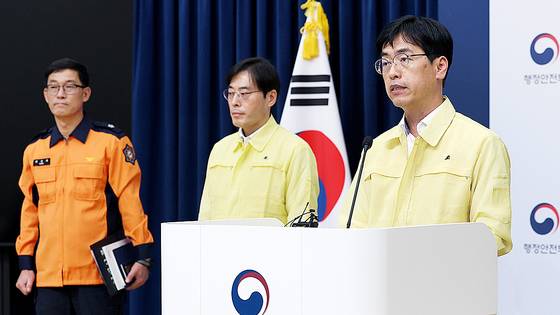 김민재 행정정안전부 차관이 30일 오후 세종시 정부세종청사에서 국가정보자원관리원(국정자원) 행정정보시스템 화재 관련 중대본 브리핑을 하고 있다. 뉴스1