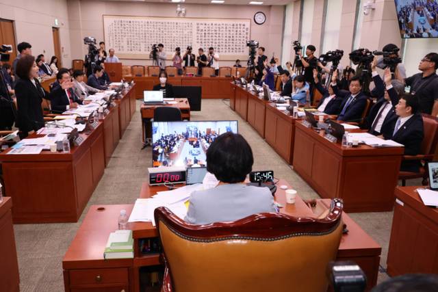 ▲ 30일 국회 법제사법위원회 전체회의에서 여당 주도로 대법원에 대한 현장검증 실시계획서 채택의 건을 의결하려 하자 나경원 의원 등 국민의힘 위원들이 항의하고 있다. 연합뉴스