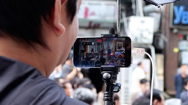 부천역 인근에서 유튜버가 영상을 촬영하고 있다.