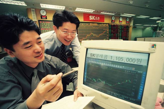 1999년 4월 16일 SK텔레콤 주가가 한때 증시 사상 처음으로 100만원을 넘어서는 황제주 자리에 등극하였다. 사진=SK증권
