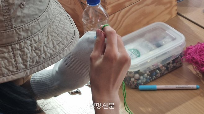 지난 25일 서울 성동구 한 공유주방에서 아름다운가게와 다시입다연구소가 연 ‘아름다운 수선혁명랩’에 참가한 홍나연씨(28)가 양말에 난 구멍을 수선하고 있다. 강한들 기자