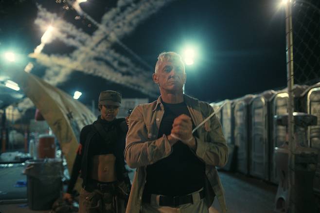 <원 배틀 애프터 어나더>에서 스티븐 록조 대령(숀 펜)에게 총을 겨누고 있는 퍼피디아(테야나 테일러). 워너브러더스 코리아 제공